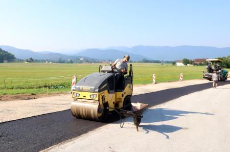 ASFALTIRANJE PARKIRNEGA PROSTORA OB GD GRAHOVO 02 FOTO LJUBO VUKELIČ